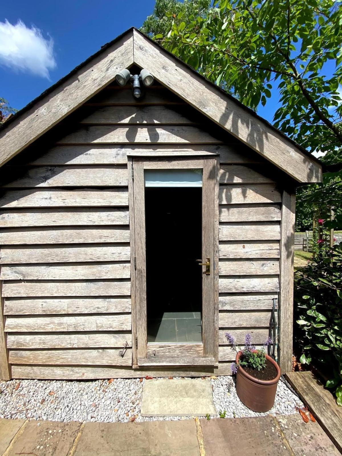 The Tool Shed Nestled In Idyllic Countryside Villa Linchmere Eksteriør billede