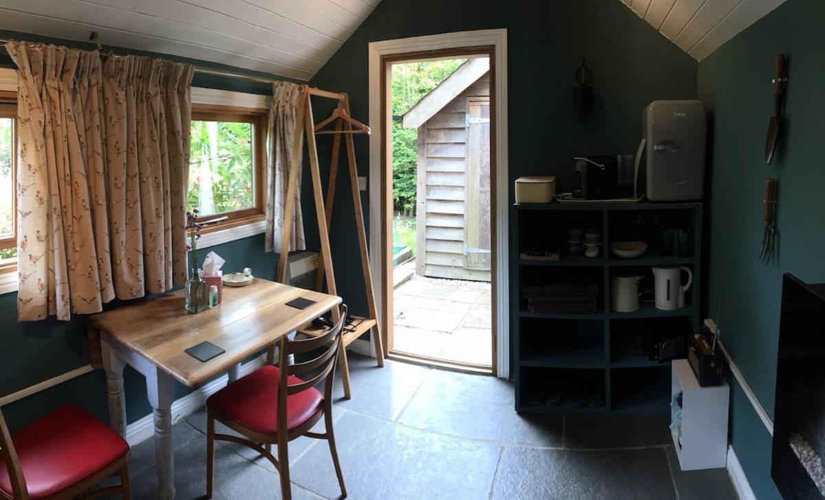 The Tool Shed Nestled In Idyllic Countryside Villa Linchmere Eksteriør billede